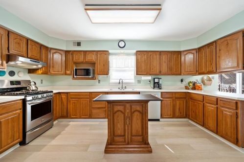 1413 Riggs Rd, Library, PA 15129-8918