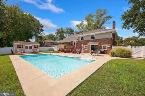 210 Wayne Dr, Riverton NJ  08077-3843 exterior