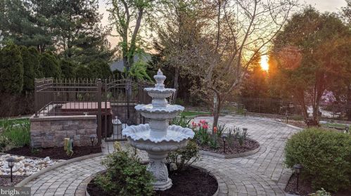 5585 Mountain Laurel Dr, Coopersburg, PA 18036-2319