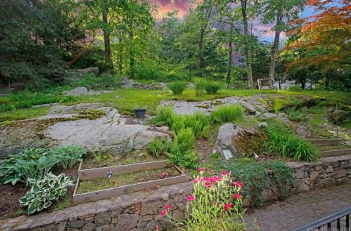 96 Lantern Dr, Upper Stepney, CT 06468-1009