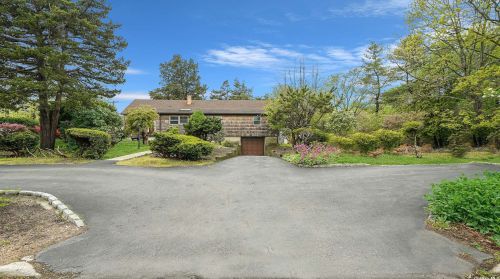 201 Cedar Rd, Elwood, NY 11731-4601