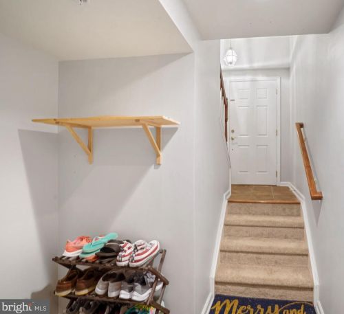 7060 Little Thames Dr, Gainesville VA 20155-4048 exterior