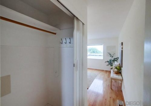 1527 Loring St, San Diego CA  92109-1765 exterior