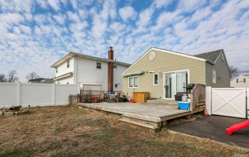 61 Hollywood Ave, North Lindenhurst NY  11757-6704 exterior