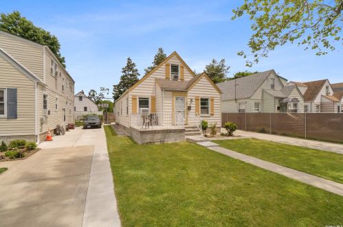 76-15 265th St, New Hyde Park, NY 11040-1321