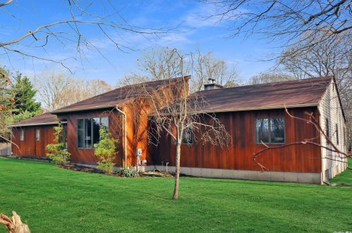 67 Belleview Ave, Center Moriches, NY 11934-3705