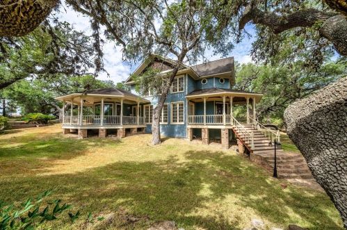 533 Country Club Dr, Halsted TX  78945-5716 exterior