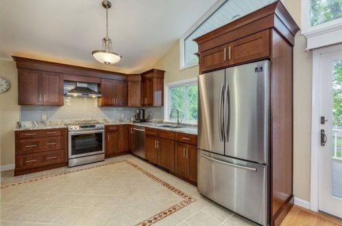 16 Mason Dr, Salem NH  03079-2101 exterior