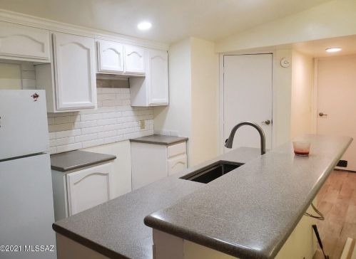 8758 Cover View Rd, Tucson, AZ 85736-2810