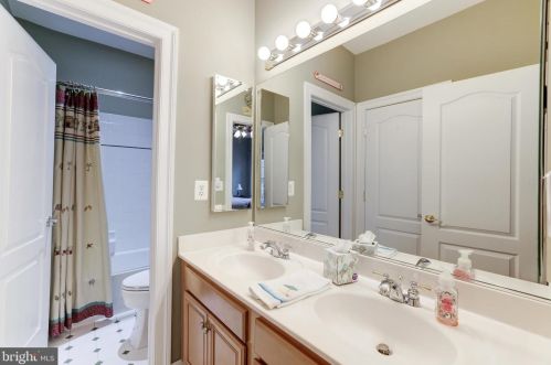 43331 Riverpoint Dr, Leesburg VA 20176-1296 exterior