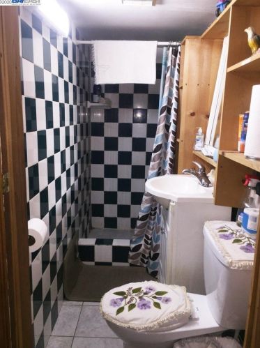 1314 51st Ave, Oakland CA 94601-5604 exterior