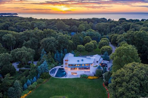 183 Old Field Rd, Strongs Neck, NY 11733-1639