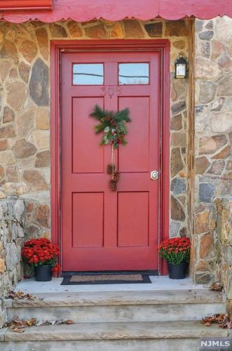 309 Dupont Ave, Hopatcong, NJ 07843-1751