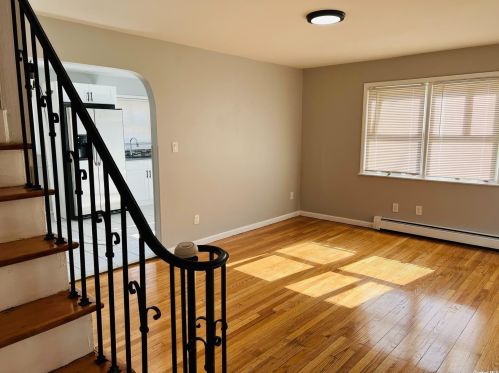 1715 Heckscher Ave, Bayshore, NY 11706-2120
