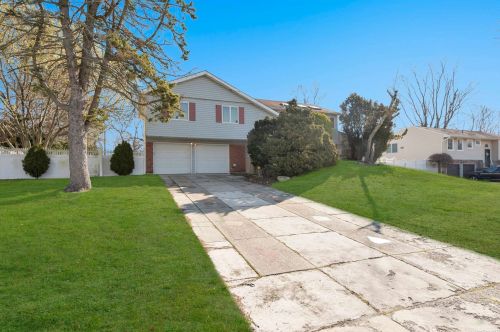 194 Ketay Dr, Elwood, NY 11731-5033