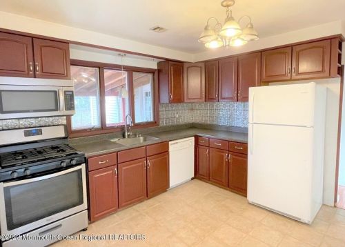 960 Midvale Ave, Bricktown NJ  08723-6118 exterior