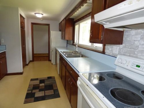 6 Ridgeland Cir, Wallingford CT  06492-2121 exterior