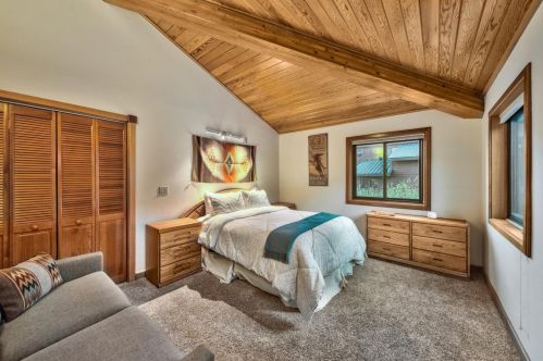 13289 Ski Slope Way, Truckee CA  96161-7082 exterior