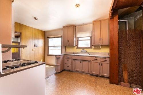 9325 Foster Rd, Downey CA  90242-4656 exterior