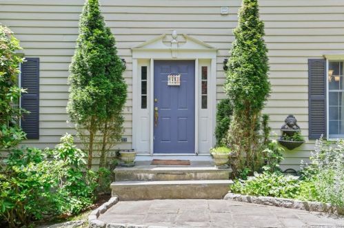 67 Barnswallow Dr, Bridgeport, CT 06611-2554