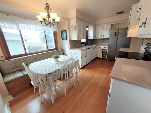 6027 Lake Dr, Cudahy, WI 53110-3126