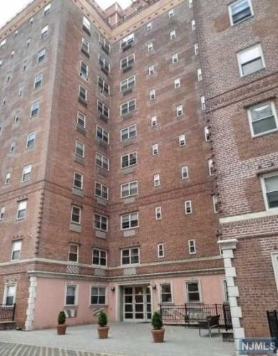 70 Munn Ave, East Orange NJ  07018-4352 exterior