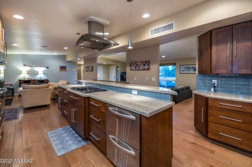 7521 Camino De Maximillian, Tucson, AZ 85704-1305