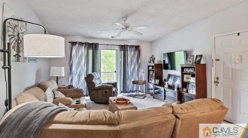 16 Willow Ct, Trenton NJ  08619-4626 exterior