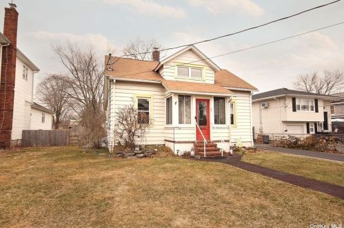 33 Fairview Ave, Islip Terrace, NY 11752-2717