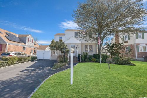 55 Crystal St, Floral Park, NY 11003-4215
