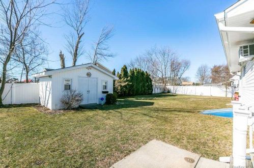 231 44 St, North Lindenhurst NY 11757-2307 exterior