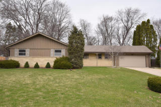 2510 Hemlock Rd, Milwaukee, WI 53209-2024