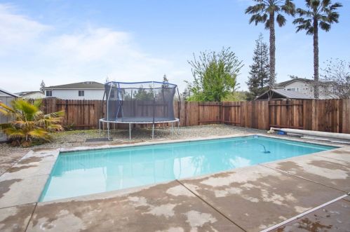 5812 Homewood Way, Riverbank CA  95367-9550 exterior