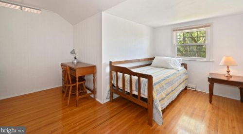 210 Wayne Dr, Riverton NJ  08077-3843 exterior