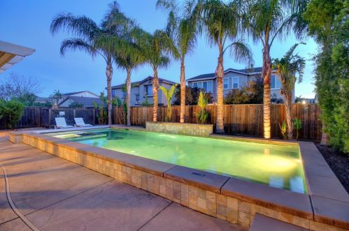 9872 Winkle Cir, Elk Grove CA  95757-6276 exterior