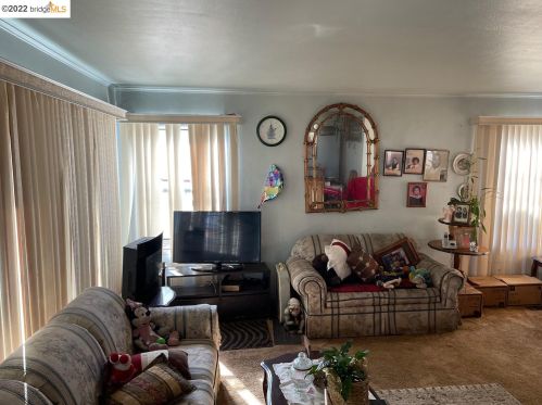 971 76, Oakland CA 94605-2807 exterior