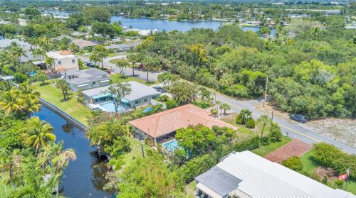 7621 Lake Dr, West Palm Beach FL  33406-8739 exterior