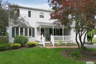 1 Russell Ct, Gordon Heights, NY 11763-4013