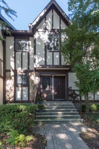 3710 Mark Twain Way, Mahwah NJ  07430-3477 exterior