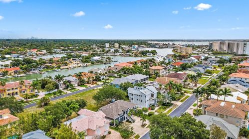 5904 Bayview Cir, Saint Petersburg FL  33707-3930 exterior