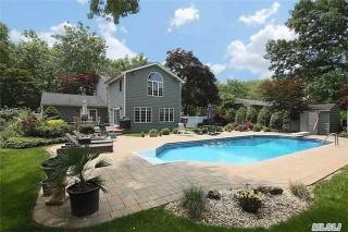 3 New Dorp Pl, Huntington Station, NY 11747-1219