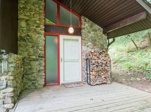930 Freedom Rd, Pleasant Valley, NY 12569-7635