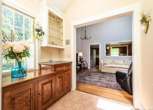 13 Dennison Rd, Essex CT  06426-1352 exterior