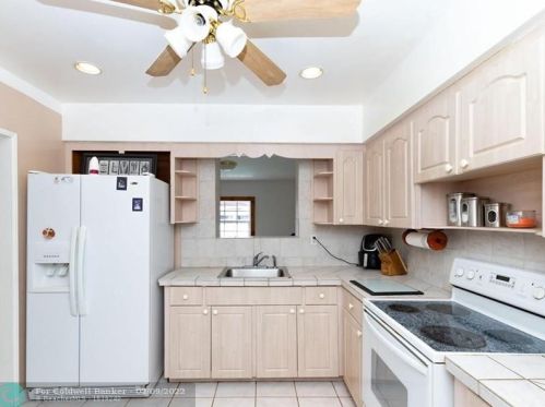 934 72nd St, Hialeah FL  33014-5226 exterior