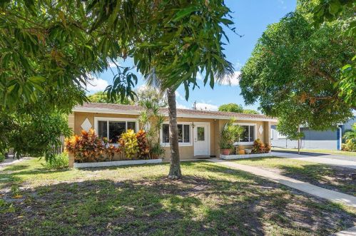 401 Baker Dr, West Palm Beach, FL 33409-3807
