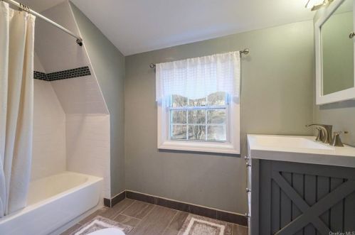 22 Randolph Rd, White Plains NY  10607-1516 exterior