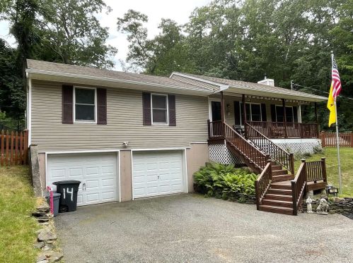 14 Old Rocky Point Rd, Miller Place, NY 11764-2026