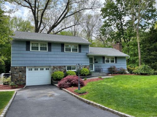 71 Wyoming Dr, Huntington Station, NY 11746-2656