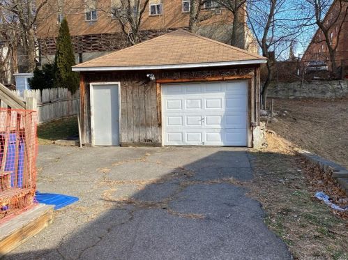 62 White St, Bridgeport, CT 06610-2714