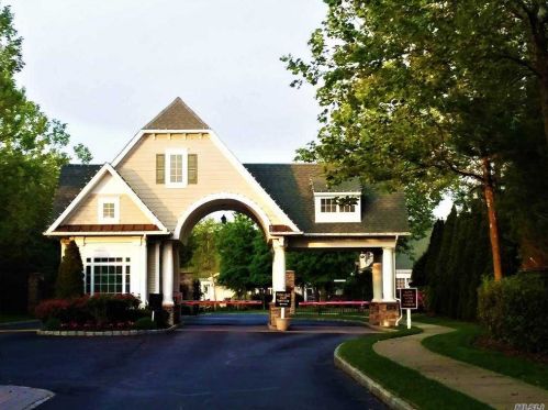 181 Symphony Dr, Lake Grove, NY 11755-1316